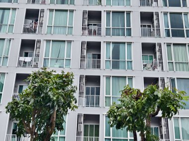 Tayland 'daki şehir binalarının pencere, kapı ve balkonlarının detaylı görüntüsü