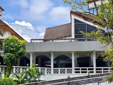 Tayland 'daki şehir binalarının pencere, kapı ve balkonlarının detaylı görüntüsü