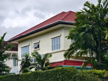 Tayland 'daki şehir binalarının pencere, kapı ve balkonlarının detaylı görüntüsü
