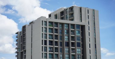 Tayland 'daki şehir binalarının pencere, kapı ve balkonlarının detaylı görüntüsü