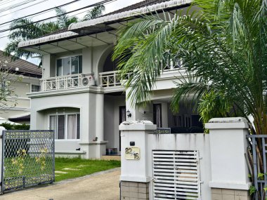 Tayland 'daki şehir binalarının pencere, kapı ve balkonlarının detaylı görüntüsü