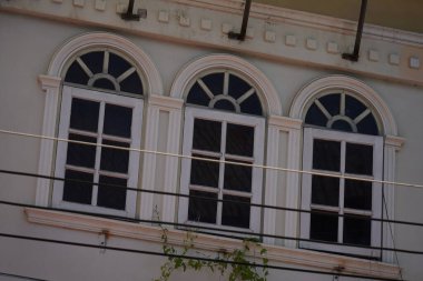 Tayland 'daki şehir binalarının pencere, kapı ve balkonlarının detaylı görüntüsü