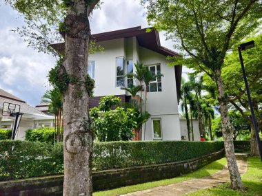 Tayland 'daki şehir binalarının pencere, kapı ve balkonlarının detaylı görüntüsü