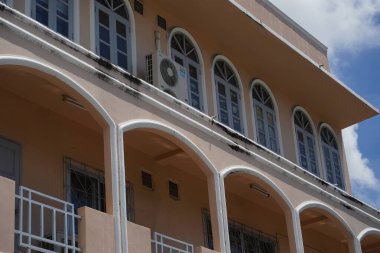 Tayland 'daki şehir binalarının pencere, kapı ve balkonlarının detaylı görüntüsü