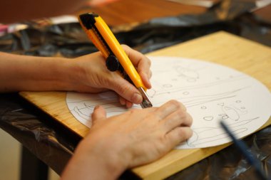 Bir anne ve küçük kızı, yaratıcılığı teşvik eden renkli bir resim faaliyetinde bulunuyorlar.