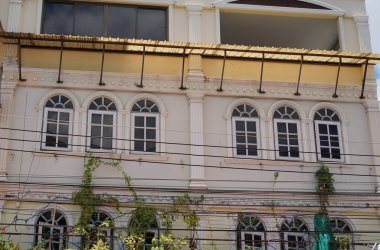 Tayland 'daki şehir binalarının pencere, kapı ve balkonlarının detaylı görüntüsü