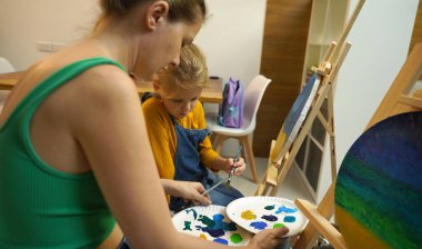 Bir anne ve kızı evde bir resim seansına katılıyorlar.