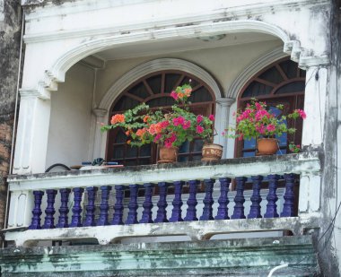 Tayland 'daki şehir binalarının pencere, kapı ve balkonlarının detaylı görüntüsü