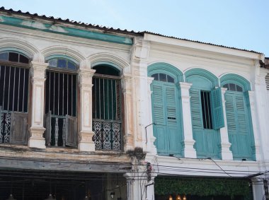 Tayland 'daki şehir binalarının pencere, kapı ve balkonlarının detaylı görüntüsü