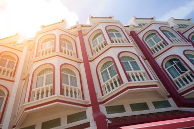 Tayland 'daki şehir binalarının pencere, kapı ve balkonlarının detaylı görüntüsü