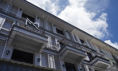 Tayland 'daki şehir binalarının pencere, kapı ve balkonlarının detaylı görüntüsü