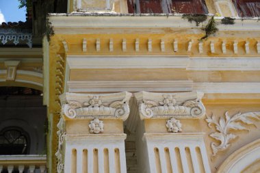 Tayland 'daki şehir binalarının pencere, kapı ve balkonlarının detaylı görüntüsü