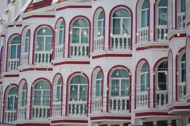 Tayland 'daki şehir binalarının pencere, kapı ve balkonlarının detaylı görüntüsü