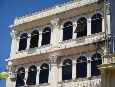 Tayland 'daki şehir binalarının pencere, kapı ve balkonlarının detaylı görüntüsü