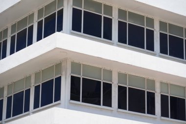 Tayland 'daki şehir binalarının pencere, kapı ve balkonlarının detaylı görüntüsü