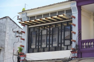 Tayland 'daki şehir binalarının pencere, kapı ve balkonlarının detaylı görüntüsü