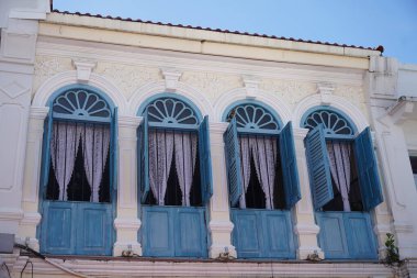 Tayland 'daki şehir binalarının pencere, kapı ve balkonlarının detaylı görüntüsü