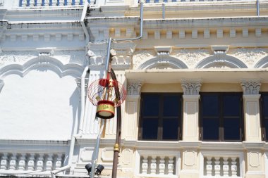 Tayland 'daki şehir binalarının pencere, kapı ve balkonlarının detaylı görüntüsü