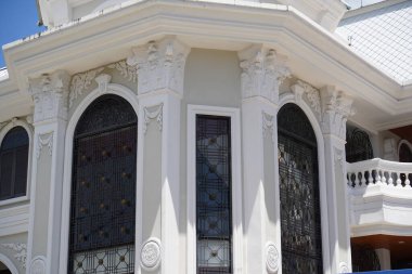 Tayland 'daki şehir binalarının pencere, kapı ve balkonlarının detaylı görüntüsü