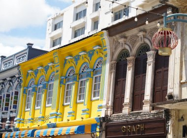 Tayland 'daki şehir binalarının pencere, kapı ve balkonlarının detaylı görüntüsü