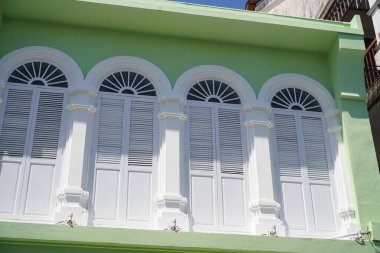 Tayland 'daki şehir binalarının pencere, kapı ve balkonlarının detaylı görüntüsü