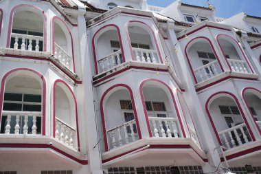 Tayland 'daki şehir binalarının pencere, kapı ve balkonlarının detaylı görüntüsü