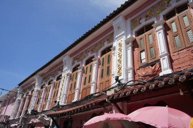 Tayland 'daki şehir binalarının pencere, kapı ve balkonlarının detaylı görüntüsü