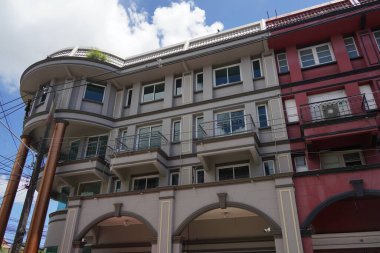 Tayland 'daki şehir binalarının pencere, kapı ve balkonlarının detaylı görüntüsü