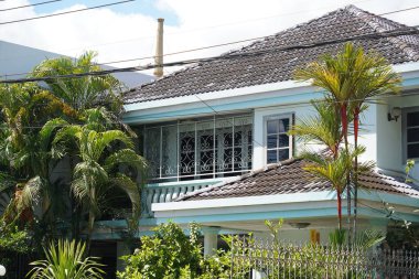 Tayland 'daki şehir binalarının pencere, kapı ve balkonlarının detaylı görüntüsü