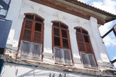 Tayland 'daki şehir binalarının pencere, kapı ve balkonlarının detaylı görüntüsü