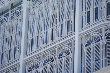 Tayland 'daki şehir binalarının pencere, kapı ve balkonlarının detaylı görüntüsü