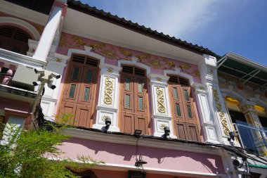 Tayland 'daki şehir binalarının pencere, kapı ve balkonlarının detaylı görüntüsü