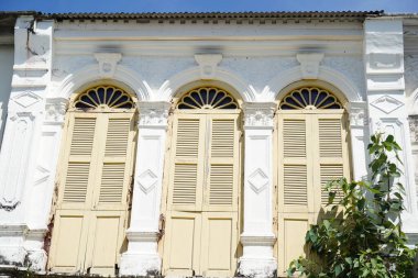 Tayland 'daki şehir binalarının pencere, kapı ve balkonlarının detaylı görüntüsü