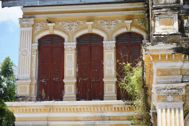 Tayland 'daki şehir binalarının pencere, kapı ve balkonlarının detaylı görüntüsü