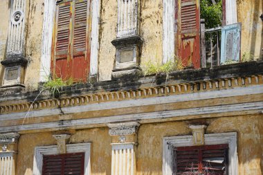 Tayland 'daki şehir binalarının pencere, kapı ve balkonlarının detaylı görüntüsü