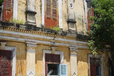 Tayland 'daki şehir binalarının pencere, kapı ve balkonlarının detaylı görüntüsü