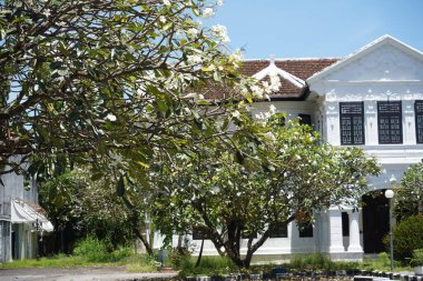 Tayland 'daki şehir binalarının pencere, kapı ve balkonlarının detaylı görüntüsü