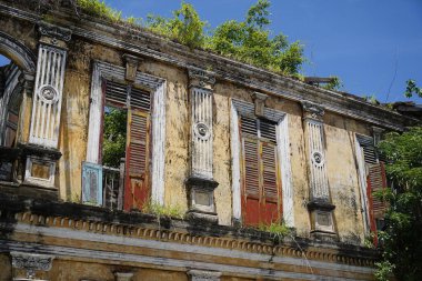 Tayland 'daki şehir binalarının pencere, kapı ve balkonlarının detaylı görüntüsü