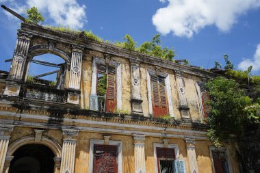 Tayland 'daki şehir binalarının pencere, kapı ve balkonlarının detaylı görüntüsü