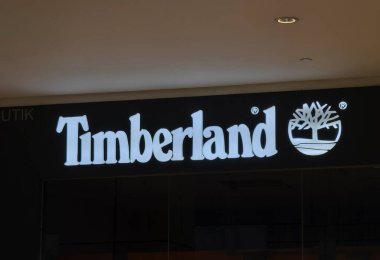 KUALA LUMPUR, MALAYSIA - 28 AĞUSTOS 2024: Büyük alışveriş merkezindeki Timberland marka perakende mağazası.