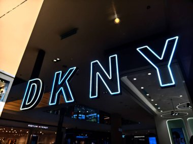 KUALA LUMPUR, MALAYSIA - 28 AĞUSTOS 2024: Büyük alışveriş merkezindeki DKNY marka perakende mağazası.