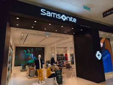 KUALA LUMPUR, MALAYSIA - 28 AĞUSTOS 2024: Büyük alışveriş merkezindeki Samsonite marka perakende mağazası.