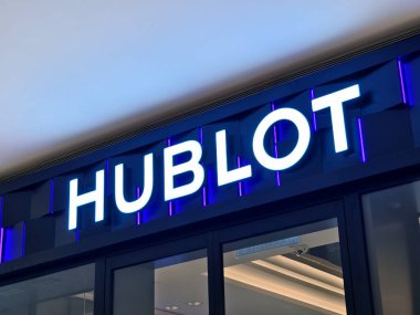 KUALA LUMPUR, MALAYSIA - 28 AĞUSTOS 2024: Büyük alışveriş merkezindeki Hublot marka perakende mağazası.