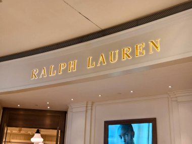 KUALA LUMPUR, MALAYSIA - 28 AĞUSTOS 2024: Ralph Lauren büyük alışveriş merkezindeki perakende satış mağazası.