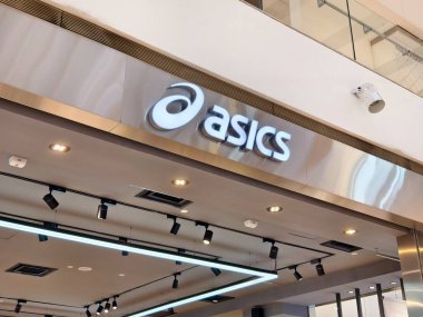 KUALA LUMPUR, MALAYSIA - 28 AĞUSTOS 2024: Büyük alışveriş merkezindeki Asics marka perakende mağazası.
