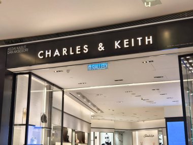 KUALA LUMPUR, MALAYSIA - 28 AĞUSTOS 2024: Charles ve Keith alışveriş merkezindeki perakende satış mağazası.