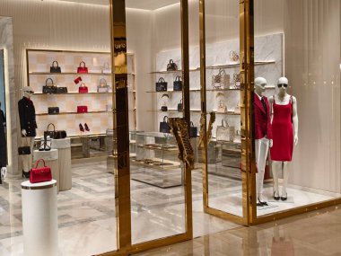 KUALA LUMPUR, MALAYSIA - 28 AĞUSTOS 2024: Büyük alışveriş merkezindeki Versace marka perakende mağazası.