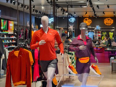 KUALA LUMPUR, MALAYSIA - 28 AĞUSTOS 2024: Büyük alışveriş merkezindeki Puma marka perakende mağazası.