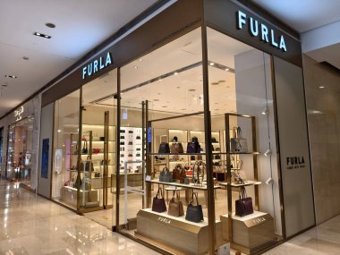 KUALA LUMPUR, MALAYSIA - 28 AĞUSTOS 2024: Büyük alışveriş merkezindeki Furla marka perakende mağazası.