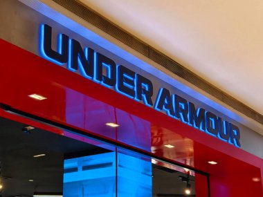 KUALA LUMPUR, MALAYSIA - 28 AĞUSTOS 2024: Armour markası altında büyük bir alışveriş merkezinde perakende satış mağazası.